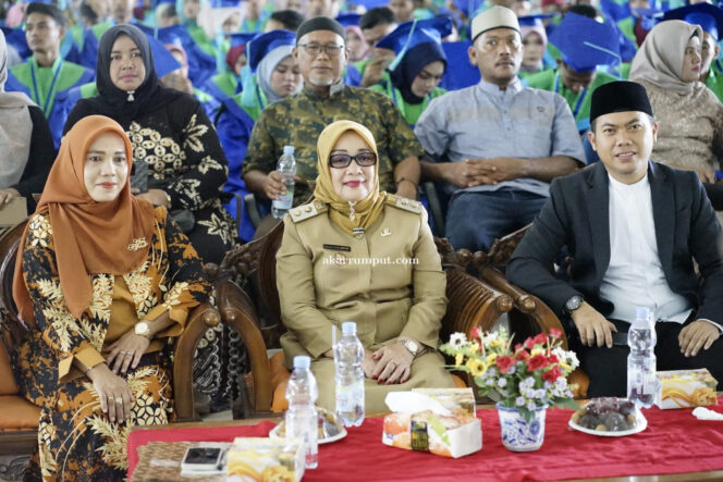 
					Hj.Ellya Rosa Siregar,S.Pd,MM Hadiri Wisuda Purna Siswa SMK Siti Banun Rantauprapat