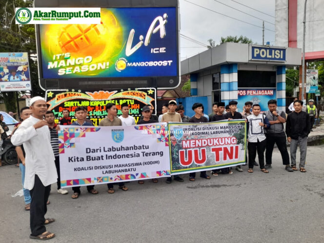 
					Koalisi Diskusi Mahasiswa (KODIMA), menggelar aksi damai di bundaran tugu Simpang Enam Kelurahan Rantauprapat Kecamatan Rantau Utara Kabupaten Labuhanbatu pada Jumat (28/03/2025) sekira pukul 17.30 Wib