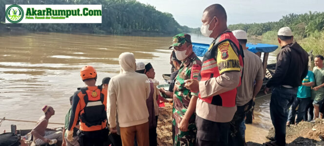 
					Babinsa Koramil 11/KP Serda Perdin Rambe bersama warga dan BPBD melaksanakan pencarian korban tenggelam di Sungai Lobu pada Jumat kemarin, (28/03/2025)