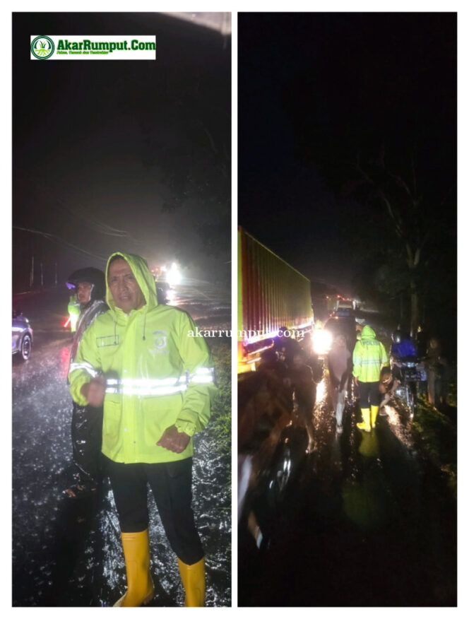 
					Dipimpin langsung oleh Kabag Ops Kompol Ferimon, S.H., M.H., saat melakukan pengaturan dan penguraian arus lalu lintas di Jalan Lintas Sumatera (Jalinsum) di wilayah Desa Pernantian Berangir Kecamatan NA IX X Kabupaten Labuhanbatu Utara, pasca badan jalan tergenang air setinggi 50 cm akibat tingginya curah hujan, Jumat (04/04/2025)
