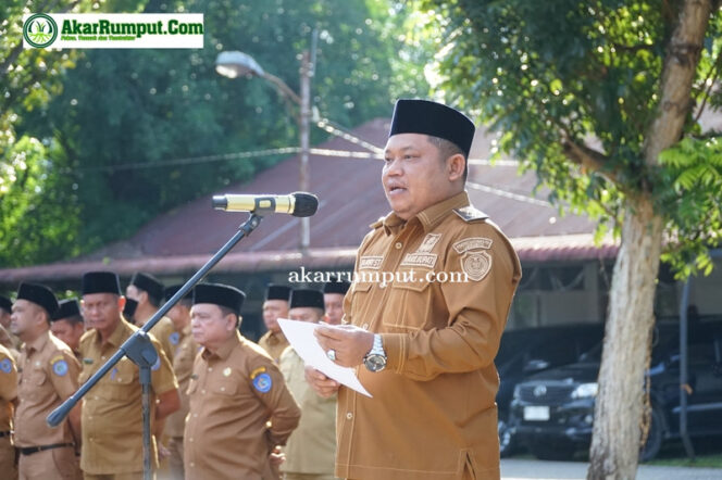 
					Wakil Bupati Labuhanbatu H. Jamri memimpin langsung apel gabungan di lingkungan Pemerintah Kabupaten Labuhanbatu, pasca libur dan cuti bersama hari raya idul fitri 1446 H