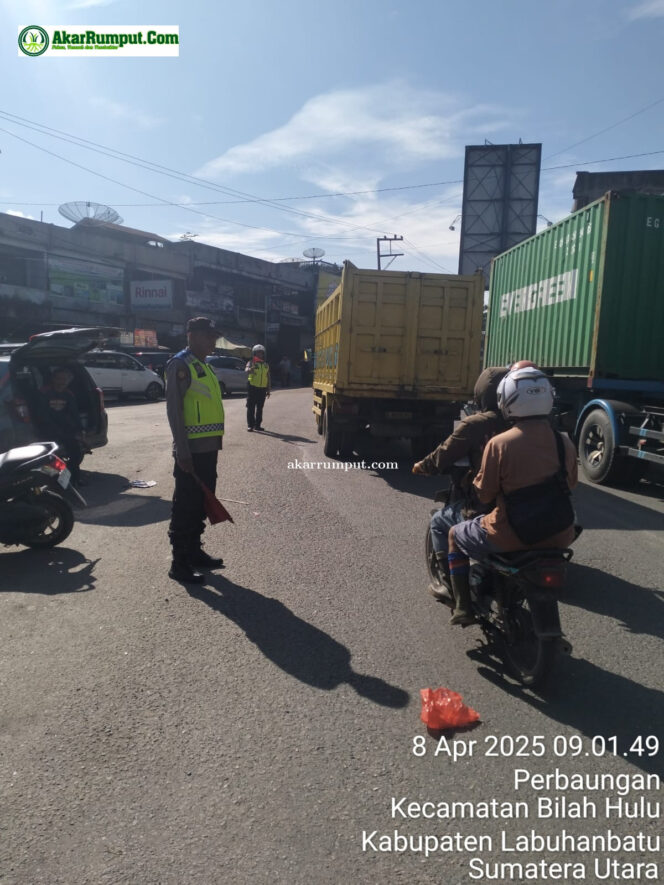 
					Petugas kepolisian setempat yang bertugas memastikan situasi lalu lintas di wilayah tersebut tetap aman dan lancar, Selasa (08/04/2025)