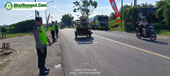 
					Personel Polres Labuhanbatu yang bertugas di pos turut membantu memonitor situasi lalu lintas di sepanjang Jalan H.M. Said, mengatur arus kendaraan, serta memberikan informasi kepada pemudik terkait jalur-jalur yang lebih aman dan lancar, Selasa (08/04/2025)