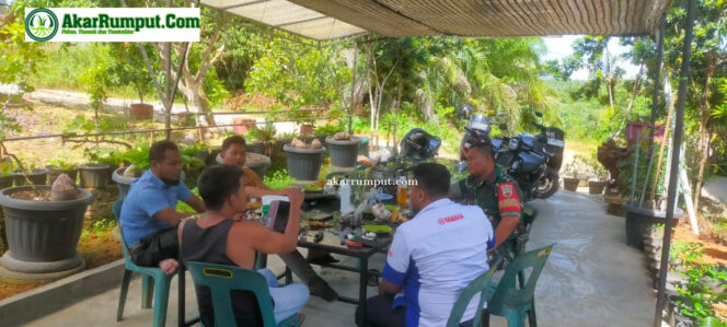 
					Babinsa Koramil 11/KP Serma Saiful Bahri Siregar melaksanakan Komunikasi Sosial dengan masyarakat di wilayah binaannya di Dusun Blok Songo Desa Selasa (08/05/2025)