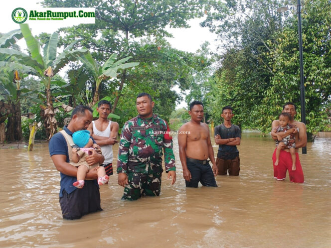
					Babinsa Koramil 13/AN Kodim 0209/Labuhanbatu Serda Enos Tampubolon, langsung bergerak cepat membantu warga yang terdampak. Bersama perangkat desa, BPBD, dan relawan setempat, terjun langsung ke lokasi banjir, Rabu (09/04/2025)