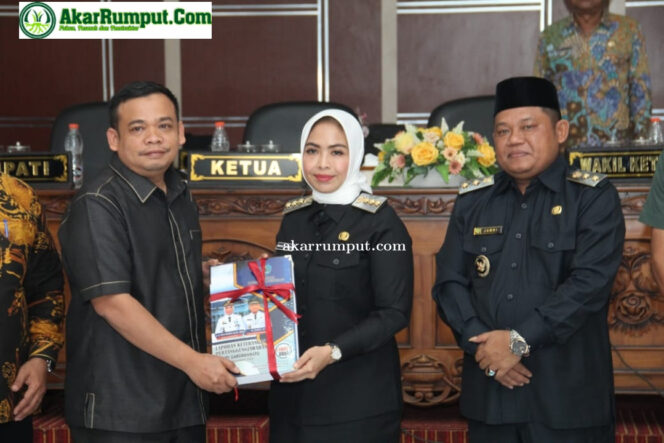 
					Bupati Labuhanbatu dr. Hj. Maya Hasmita Sp.OG. M.KM didampingi Wakil Bupati Labuhanbatu H. Jamri ST, menyampaikan Laporan Keterangan Pertanggungjawaban (LKPJ) Tahun Anggaran 2024 kepada DPRD Labuhanbatu, pada sidang paripurna di ruang rapat DPRD Labuhanbatu Jalan SM. Raja Rantauprapat, Kecamatan Rantau Selatan, Kamis (10/04/2025)