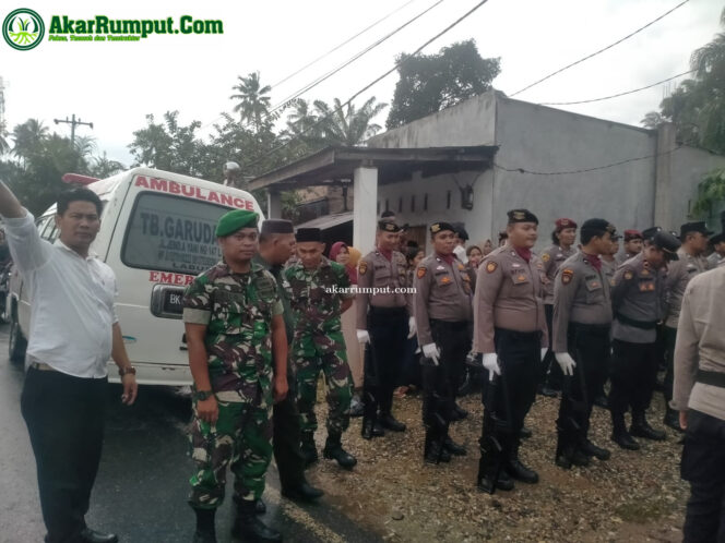 
					Pelda A. Marzuki Siregar selaku Batituud Koramil 12/LP Kodim 0209/Labuhanbatu bersama dua orang anggota melaksanakan takziah ke rumah duka Almarhum Aipda Armansyah Nasution, anggota Polda Sumatera Utara Kamis (10/04/2025)