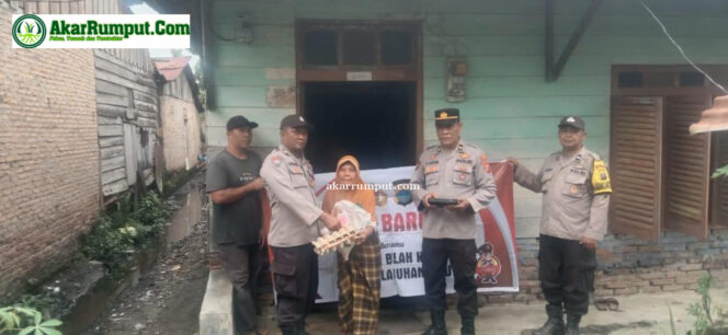 
					Polsek Bilah Hilir bersama Kanit Samapta menyalurkan Bantuan Sosial (Bansos) berupa paket sembako kepada warga kurang mampu di Kelurahan Negeri Lama Kecamatan Bilah Hilir Kabupaten Labuhanbatu, Jumat (11/04/2025) sekira pukul 09.30 Wib
