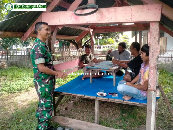 
					Babinsa Koramil 12/LP Serka Darwis Siregar, melaksanakan Komunikasi Sosial (Komsos) di warung milik Jumansyah, yang berada di Dusun Patihe Desa Marsonja Kecamatan Sungai Kanan Kabupaten Labuhanbatu Selatan, Jumat (11/04/2025)