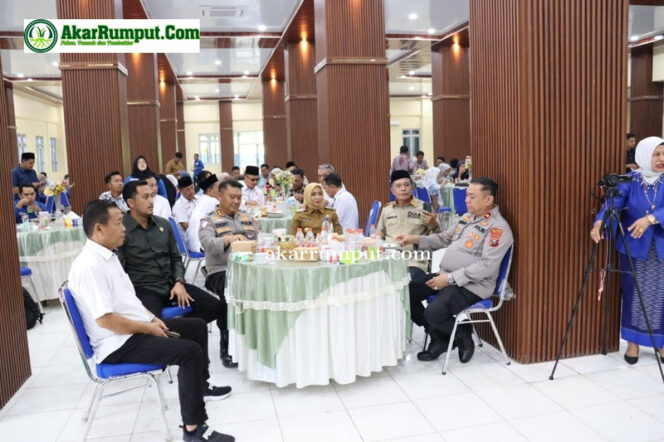 
					Kapolres Labuhanbatu, AKBP Choky Sentosa Meliala, S.I.K., S.H., M.H., bersama para Pejabat Utama Polres Labuhanbatu menghadiri kegiatan halal bihalal yang diselenggarakan Universitas Labuhanbatu (ULB), Selasa (16/04/2025) di Gedung Auditorium Universitas Labuhanbatu, Jalan Sisingamangaraja, Rantau Selatan