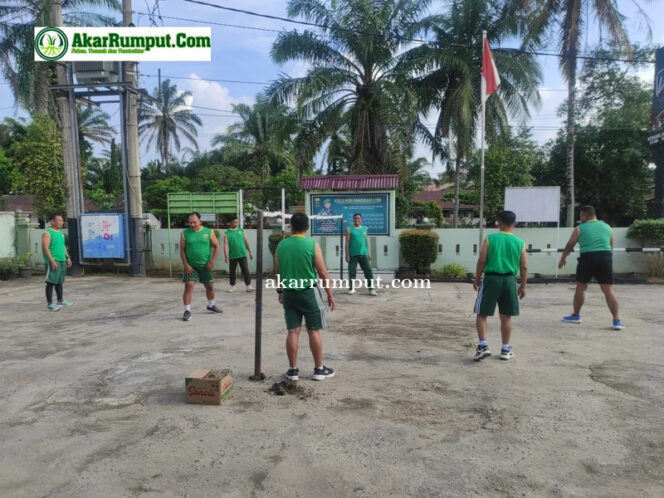 
					Wadan Ramil 01/AK Kodim 0209/Labuhanbatu Kapten Inf A Sinaga, melaksanakan kegiatan olahraga bersama personil Babinsa guna menjaga kesehatan jasmani dan rohani. Senin (14/04/2025)