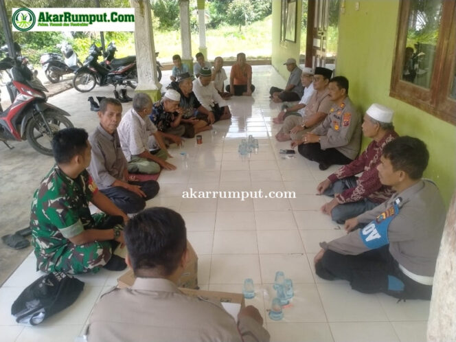
					Babinsa Koramil 12/LP Kodim 0209/Labuhanbatu, Serda Rico Wahyudi, menghadiri undangan musyawarah yang digelar masyarakat Desa Batang Nadenggan, terkait sengketa lahan yang akan digunakan untuk pembangunan Masjid Nurul Iman di Dusun Batang Gogar Desa Batang Nadenggan Kecamatan Sungai Kanan Kabupaten Labuhanbatu Selatan. Senin (14/04/2025)