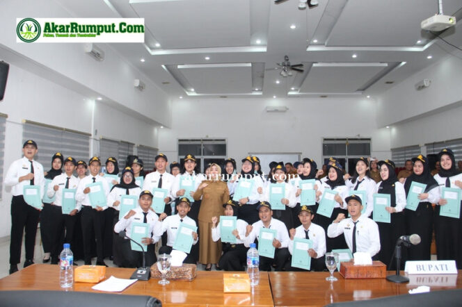 
					Bupati Labuhanbatu dr. Hj. Maya Hasmita, menyerahkan Surat Keputusan (SK) Calon Pegawai Negeri Sipil (CPNS) formasi Tahun 2024, di ruang Data dan Karya Kantor Bupati Labuhanbatu, Jalan Gose Gautama Ujung Bandar Kecamatan Rantau Selatan, Senin (14/04/2025)