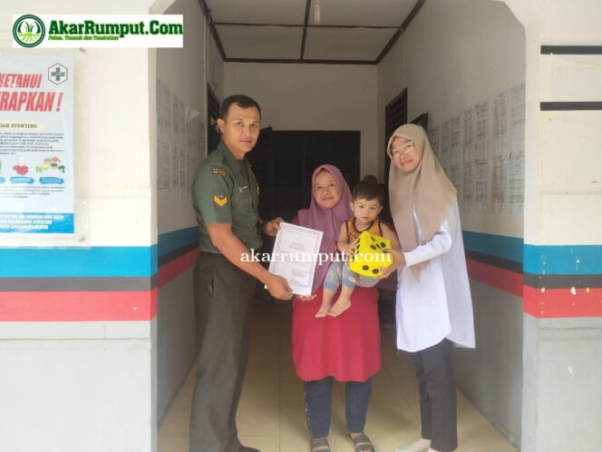 
					Babinsa Koramil 11/KP Kodim 0209/Labuhanbatu mendampingi proses pengurusan Akte Kelahiran bagi warga yang membutuhkan di Kantor Dukcapil Desa Sosopan Kecamatan Kotapinang Kabupaten Labuhanbatu Selatan. Inisiatif ini menjadi bagian dari upaya TNI untuk membantu masyarakat di wilayah binaannya khususnya dalam hal administrasi kependudukan, pada Selasa (15/04/2025)