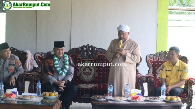 
					Kapolres Labuhanbatu AKBP Choky Sentosa Meliala, S.I.K., S.H., M.H., didampingi oleh Pejabat Utama (PJU) Polres Labuhanbatu, melaksanakan kunjungan kerja sekaligus silaturahmi dalam rangka Halal Bihalal ke Persulukan Miftahul Khoir Al Marbawy pada Kamis, (17/04/2025)