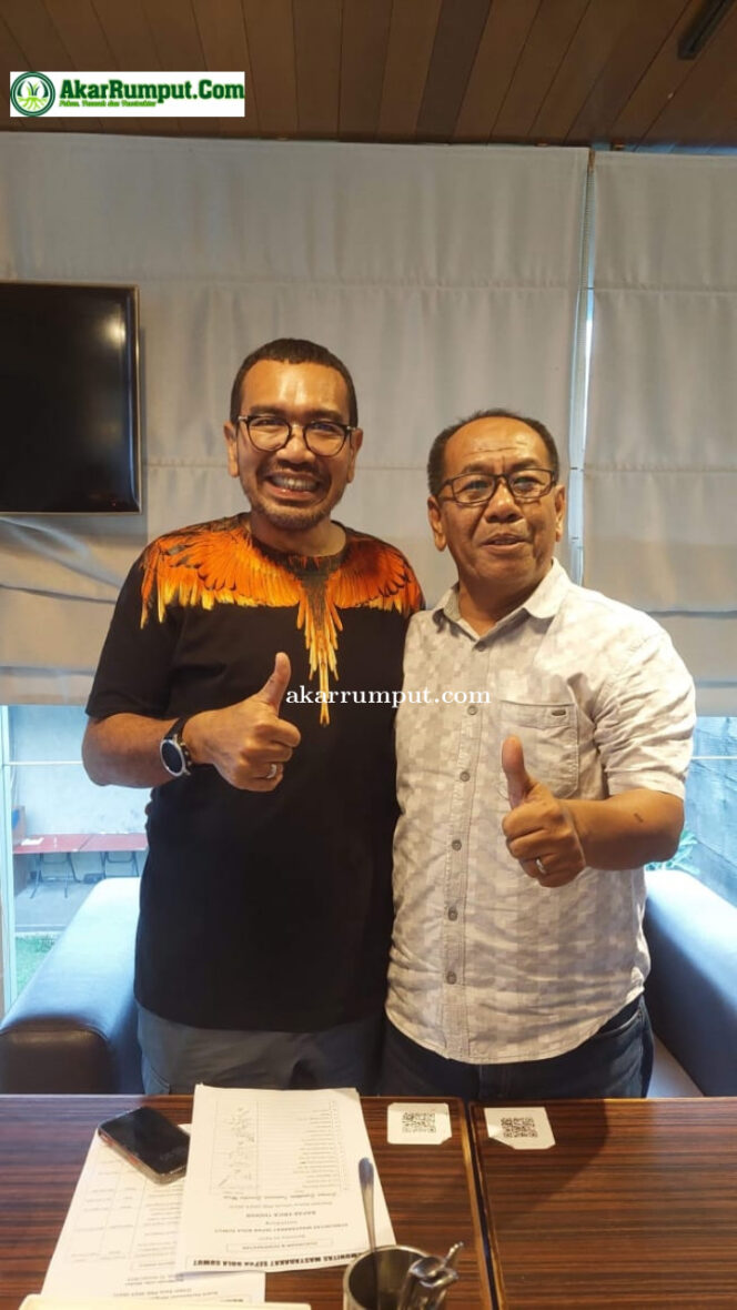 
					Plt Ketua Asosiasi Provinsi (Asprov) PSSI Sumatera Utara Arya M Sinulingga (kiri),  Plt Ketua Asosiasi Kabupaten (Askab) PSSI Labuhanbatu Hadi Khairul Azhar (kanan)