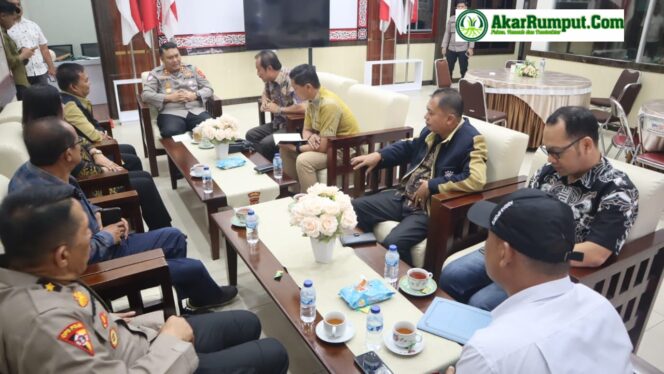 
					Kapolres Labuhanbatu AKBP Choky Sentosa Meliala, S.I.K., S.H., M.H., menerima audiensi dari Badan Kerja Sama Antar Gereja (BKAG) bersama Panitia Paskah, pada Jumat, 25 April 2025. Pertemuan tersebut berlangsung di Lobby Mapolres Labuhanbatu, Jalan MH. Thamrin, Rantauprapat, Kabupaten Labuhanbatu