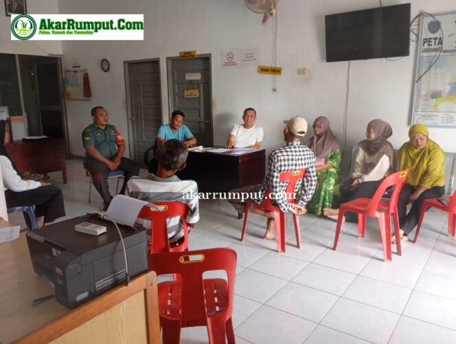
					 Babinsa Koramil 09/NL Serda Rudianto, memfasilitasi mediasi batas tanah antara dua warga Desa Kampung Bilah, yakni Saksi dan Budi. Mediasi digelar di Kantor Desa Kampung Bilah, Kecamatan Bilah Hilir, Kabupaten Labuhanbatu, pada Rabu kemarin (23/04/2024)