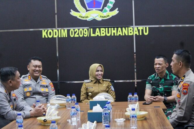 
					Bupati Labuhanbatu dr. Hj. Maya Hasmita Sp.OG. M.KM bersama Kapolres Labuhanbatu AKBP Choky Sentosa Meliala S.I.K., SH. M.H., melakukan kunjungan silaturahmi ke Kodim 0209/LB di Jalan Pramuka Kelurahan Padang Matinggi Kecamatan Rantau Utara Kabupaten Labuhanbatu, Senin (21/04/2025)