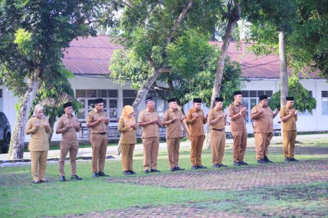 
					Bupati Labuhanbatu, dr Hj. Maya Hasmita Sp.OG M.K.M., melalui Asisten I Drs. Sarimpunan Ritonga M.Pd., paparkan fokus penggunaan dana desa tahun 2025 saat memimpin apel kelompok I lingkungan Pemkab Labuhanbatu di Lapangan BKPP Kelurahan Ujung Bandar, Senin (21/04/2025)