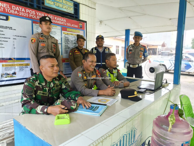 
					Serka Syahriun Rambe, Babinsa Koramil 12/LP, bersama satu orang anggota turun langsung ke Pos Pelayanan II untuk memastikan keamanan dan kelancaran lalu lintas bagi para pemudik
