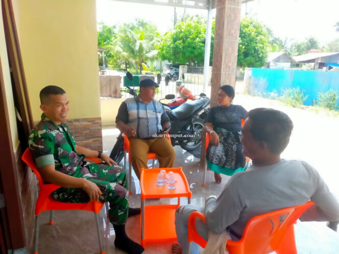
					Babinsa Koramil 11/ KP Sertu  Rafdinal dalam semangat kebersamaan, yakni Babinsa melaksanakan Komsos (Komunikasi Sosial) bersama masyarakat setempat di Desa Asam Jawa Kecamatan Torgamba Kabupaten Labuhanbatu selatan, pada Kamis kemarin (03/04/2025)