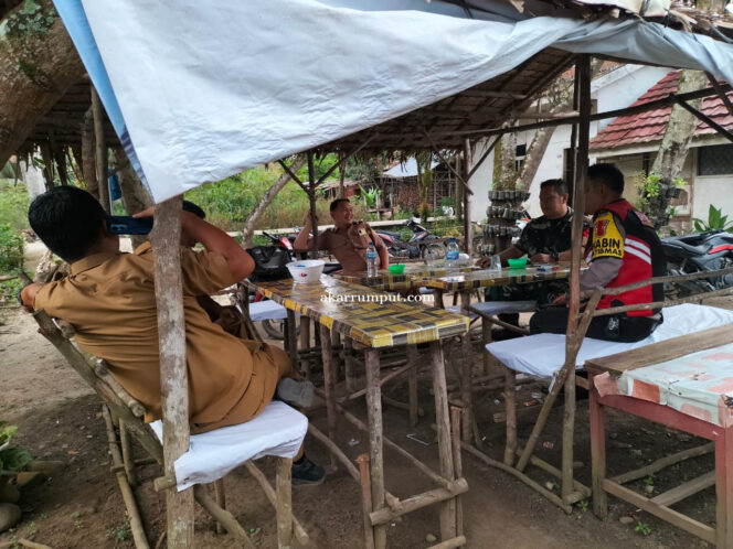 
					Babinsa Desa Sampean Sertu Datuk Andi Irwansyah, melaksanakan kegiatan Komunikasi Sosial (KOMSOS) bersama warga di warung milik  Safril Dalimunthe, yang berlokasi di Dusun Sampean Pekan Desa Sampean Kecamatan Sungai Kanan Kabupaten Labuhanbatu Selatan, pada Jumat (04/04/2025)