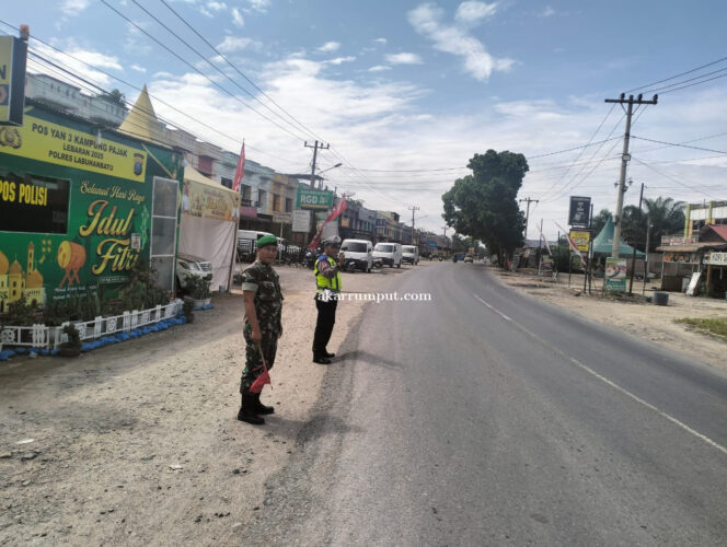 
					Dukung kelancaran arus balik Idul Fitri 1446 H, Kodim 0209/Labuhanbatu terus memperkuat sinergitas bersama Polri dengan mengerahkan personel untuk membantu pengamanan di Pos Pelayanan terpadu yang tersebar di wilayah Labuhanbatu Raya, Senin (07/04/2025)