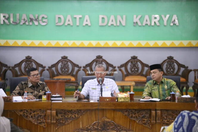 
					Rapat koordinasi tersebut dihadiri Asisten I Pemerintahan dan Kesra, Kaban Kesbangpol, Para Camat, Kakan Kemenag, Kepala KU se- Kabupaten Labuhanbatu, Ketua Lptq, Ketua Lasqi, Ketua MUI, Direktur Bank Sumut , EO (Event Organizer), Kabag Pen Polres Labuhanbatu dan undangan lainnya