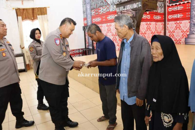
					Kapolres Labuhanbatu, AKBP Choky Sentosa Meliala, S.I.K., S.H., M.H., memberikan bantuan infaq kepada masyarakat kurang mampu dalam sebuah kegiatan yang berlangsung di Aula Yang Piter, Mapolres Labuhanbatu, Jalan MH. Thamrin Rantau Prapat Kabupaten Labuhanbatu, Senin (14/04/2025)