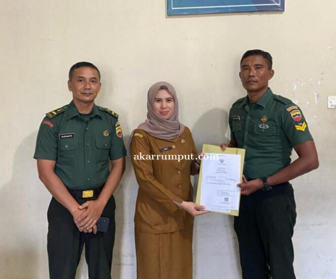 
					Batuud 06/MB Pelda Sugianto dan 1 orang anggota Babinsa melakukan penyerahan Akte dari Kepala Bidang Catatan Sipil kepada Babinsa, direncanakan tanggal 15 April 2025, Akte Kelahiran dan Kartu Keluarga akan diserahkan kepada Warga binaan