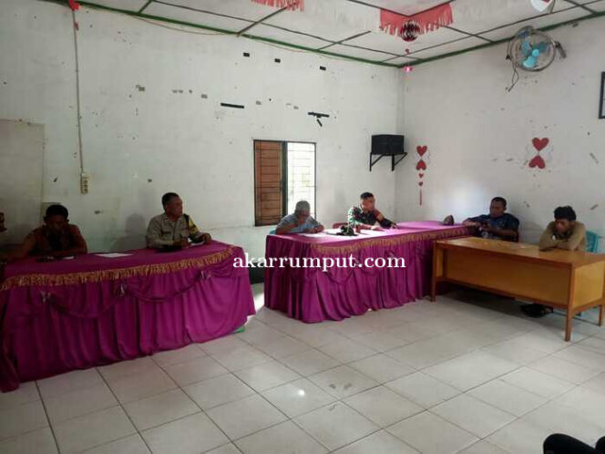 
					Babinsa Koramil 05/BD Koptu Sudirman melaksanakan mediasi tentang adanya dugaan pelecehan seksual di Aula kantor Desa Terang bulan kecamatan Aek Natas Kabupaten Labuhanbatu utara, Kamis (17/04/2025)