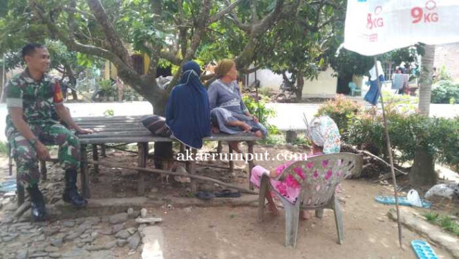 
					Babinsa Koramil 12/LP Kodim 0209/Labuhanbatu Serda Pahrul Rozi melaksanakan kegiatan Komunikasi Sosial (Komsos) di Rumah Sanah Siregar Dusun Parimburan Desa Parimburan Kecamatan Sungai Kanan Kabupaten Labuhanbatu Selatan, pada Jumat (18/04/2025)