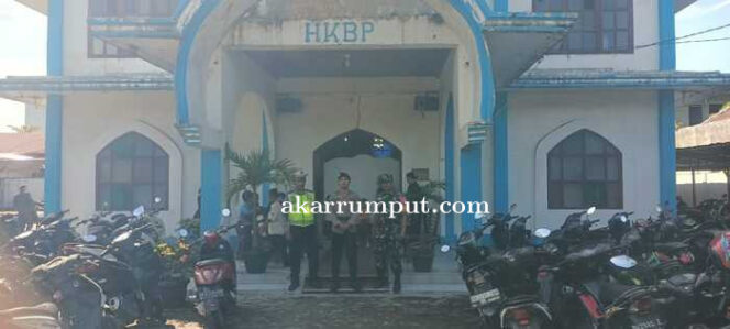 
					Babinsa Koramil 11/KP Kodim 0209/Labuhanbatu Serda Ferdin Rambe melaksanakan Pengamanan di Gereja HKBP Kotapinang di Kelurahan Kotapinang Kabupaten Labuhanbatu Selatan pada, Jumat kemarin (18/04/2025)