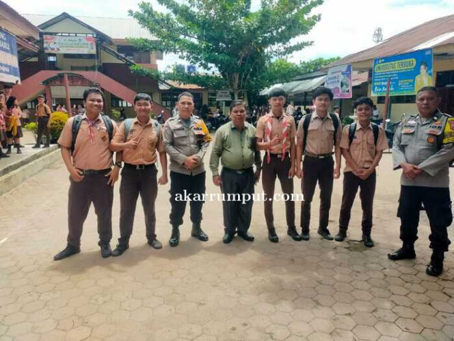 
					Personel Bhabinkamtibmas dari Polres Labuhanbatu hadir langsung untuk melaksanakan kegiatan pengamanan (PAM) di lingkungan sekolah. Kegiatan ini merupakan bentuk komitmen kepolisian dalam menjaga ketertiban masyarakat, khususnya di momen-momen rawan seperti kelulusan pelajar.