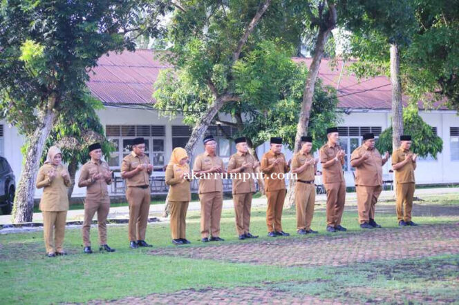 
					Bupati Labuhanbatu dr Hj. Maya Hasmita Sp.OG M.K.M., melalui Asisten I Drs. Sarimpunan Ritonga M.Pd., paparkan fokus penggunaan dana desa tahun 2025 saat memimpin apel kelompok I lingkungan Pemkab Labuhanbatu di Lapangan BKPP Kelurahan Ujung Bandar, Senin (21/04/2025)