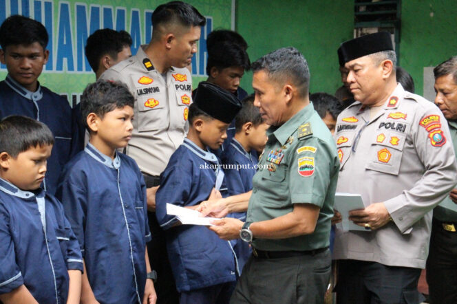 
					Kasdim 0209/Labuhanbatu Mayor Infanteri S.H., Tanjung mewakili Dandim 0209/LB Letkol Infanteri Yudy Ardiyan Saputro, S.I.P., bersama Kapolres Labuhanbatu AKBP Choky Sentosa Meliala, S.I.K., M.H., S.H., melaksanakan kegiatan amal berupa pemberian tali asih kepada anak-anak panti asuhan di dua lokasi berbeda. Senin  kemarin (21/04/2025)