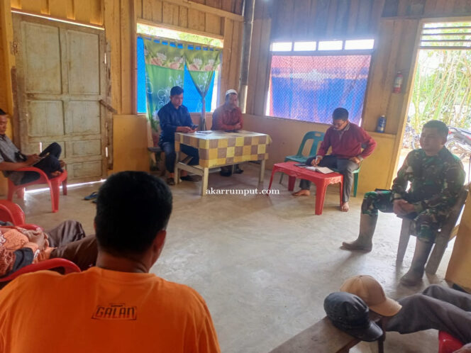 
					Serda Tua Pandapotan Manullang Babinsa Desa Selat Beting  melaksanakan komunikasi sosial (Komsos) di Rumah Supriyadi yang berlokasi di Dusun 03  Desa Selat Beting, Kecamatan Panai Tengah, Kabupaten Labuhan Batu, Pada Selasa (22/04/2025)