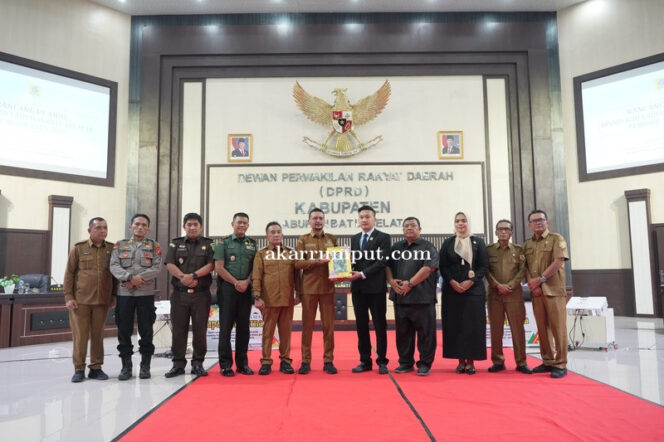 
					Danramil 11/KP Mayor Inf Hendra Gunawan mewakili Dandim 0209/ LB Hadiri kegiatan Rapat Paripurna penyampaian nota pengantar penjelasan Bupati Labuhanbatu Selatan