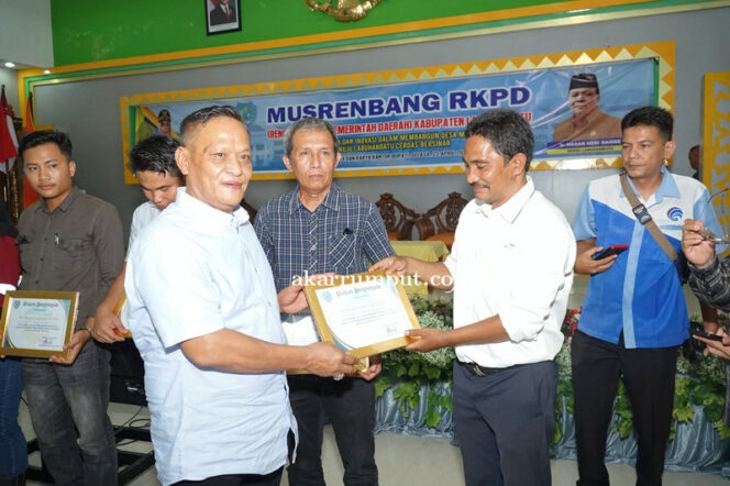 
					Hadir selaku tokoh pemuda, Deni Hendra Sitepu diberikan kepercayaan untuk menyerahkan piagam penghargaan kepada beberapa perusahaan yang turut hadir