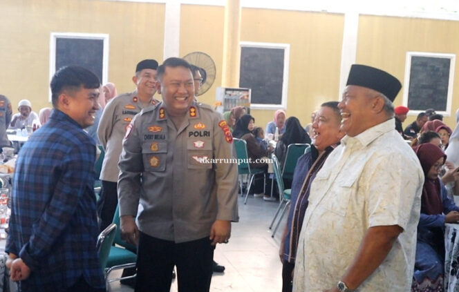 
					Kapolres Labuhanbatu, AKBP Choky Sentosa Meliala, S.I.K., S.H., M.H., didampingi oleh Pejabat Utama (PJU) Polres Labuhanbatu, melaksanakan kunjungan kerja ke Kabupaten Labuhanbatu Utara dan menghadiri acara syukuran yang digelar di kediaman Bupati Labuhanbatu Utara, Dr. Hendriyanto Sitorus, S.E., M.M., pada hari Jumat, 25 April 2025