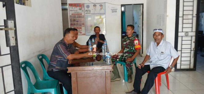 
					Babinsa Koramil 04/LB Kodim 0209/Labuhanbatu Kopda Surya Alwin Siregar untuk Desa Pasar Tiga melaksanakan Komunikasi Sosial (Komsos) di Kantor Desa Pasar Tiga Kecamatan Panai Tengah Kabupaten Labuhanbatu, Pada Sabtu (26/04/2025)