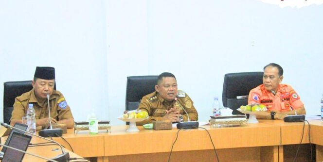 
					Wakil Bupati Labuhanbatu H. Jamri ST, Mengikuti Zoom Meeting Rapat Percepatan Data Kelengkapan Detail Engineering Design (DED) dengan BNPB, di Ruang Rapat Bupati, Kantor Bupati Labuhanbatu. Senin (26/05/2025)