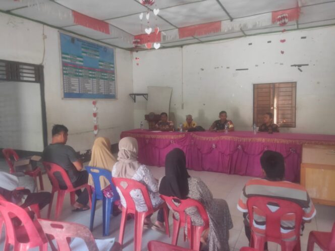 
					Dalam mediasi tersebut kepala Desa Terang Bulan Alibakti Ritonga, Babinsa Koptu Sudirman, Kasi trantib Tasrip Harahap, Kadus Tanah lapang Ilman Sipahutar, Kapustu Bandar Durian di wakili oleh Simatupang, Julkiflti Silaen, Kamar Harahap, Mardiana Siagian, Nurhalimah Silaen