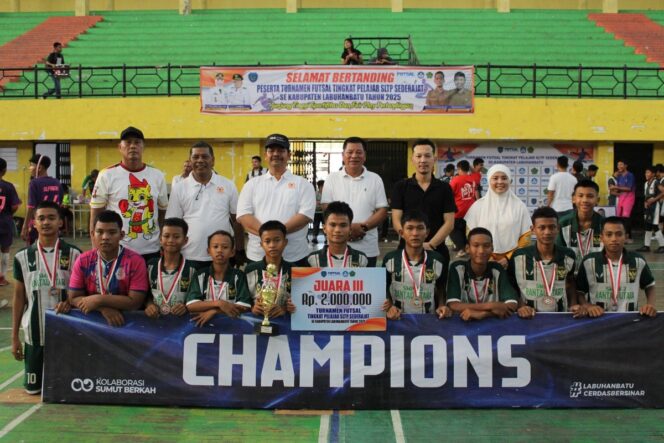 
					Turut hadir Ketua KONI Labuhanbatu H. Boster Sitio, Para Pengurus KONI, Para Guru, dan Tamu Undangan Lainnya