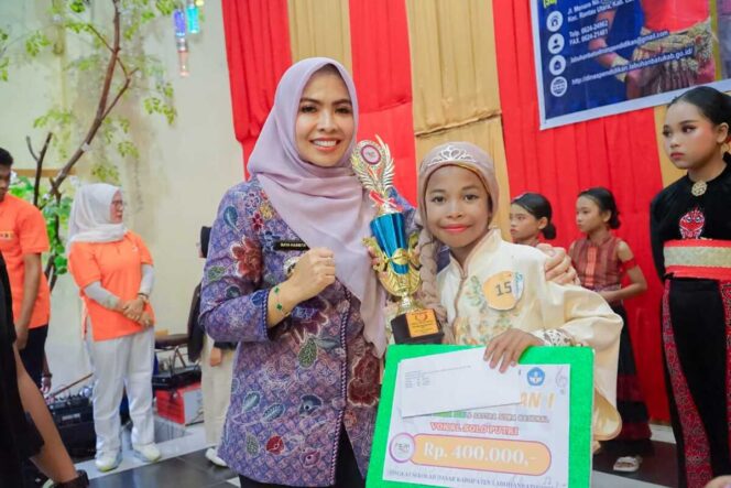 
					Bupati Labuhanbatu Maya Hasmita saat menghadiri Festival Lomba Seni dan Sastra Siswa Nasional Jenjang Sekolah Dasar (SD) di Aula Ballroom Hotel Permata Land Rantau Prapat, Jalan Jend. Ahmad Yani, Kecamatan Rantau Utara. Sabtu (17/05/2025)