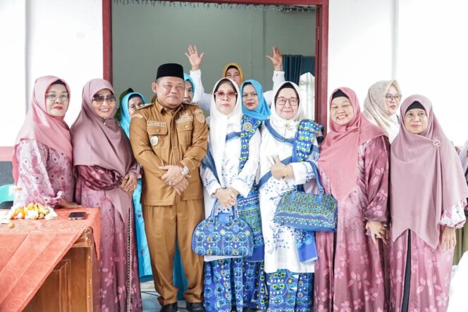 
					Wakil Bupati Labuhanbatu H. Jamri saat menghadiri acara upa-upa dan tepung tawar calon jamaah haji keluarga besar DP. MUI di kantor Majelis Ulama Indonesia (MUI) Kabupaten Labuhanbatu, Komplek Masjid Raya Al Ikhlas Rantauprapat, Jl. Ujung Bandar, Kecamatan Rantau Selatan. Selasa (20/05/2025)