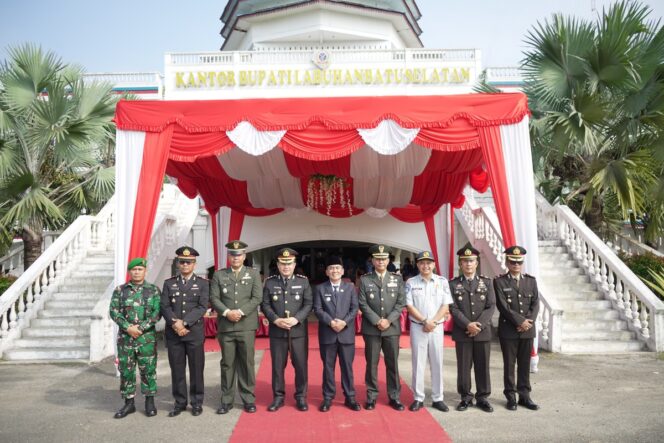
					Danramil 11/KP Mayor Inf Hendra Gunawan, saat menghadiri Peringatan Hari Kebangkitan Nasional ke 117 Tahun 2025 di Lapangan Kantor Bupati Labuhanbatu Selatan Desa Sosopan Kecamatan Kotapinang Kabupaten Labuhanbatu Selatan, pada Selasa (20/05/2025)