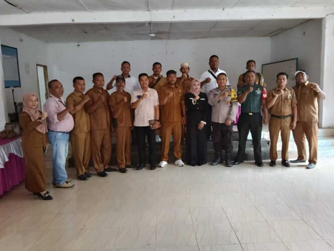 
					Babinsa Koramil 09/NL Kodim 0209/LB Serda Suyatno bersama Anggota DPRD dan masyarakat  Desa Sidomulyo