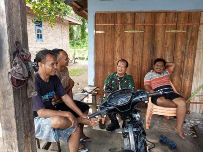 
					Babinsa Koramil 05/BD Kodim 0209/LB Serda Pujianto bersama warga